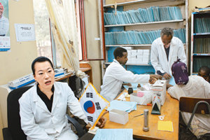 에티오피아 곤다르 지역 보건소에서 활동하는 한국국제협력단(KOICA) 봉사단원인 박정희 씨가 에티오피아의 출산 현실을 설명하고 있다. 박 씨 뒤쪽에서는 보건소를 찾은 한 여성이 가족계획을 위한 피임 주사를 맞고 있다. 곤다르=윤완준 기자