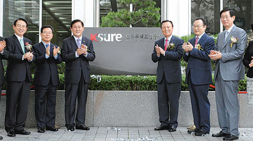 7일 한국무역보험공사 출범식에 참석한 이백순 신한은행장, 지성하 삼성물산 사장, 최경환 지식경제부 장관, 유창무 무역보험공사 
사장, 사공일 한국무역협회 회장, 조환익 KOTRA 사장(왼쪽부터). 사진 제공 한국무역보험공사