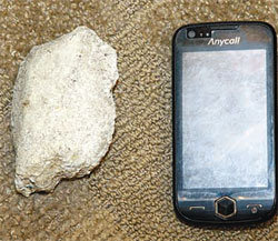 김기종 씨가 던진 돌덩어리. 길이가 10cm를 넘는 휴대전화와 크기가 비슷하다.전영한 기자