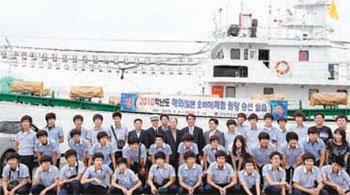 포항해양과학고 교사와 학생들이 일본으로 출항하기 앞서 실습선 해맞이호를 배경으로 한자리에 모였다. 사진 제공 포항해양과학고