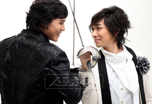 프로튜스 역의 이율(왼쪽)과 발렌타인 역의 김호영. [사진제공=신시컴퍼니]