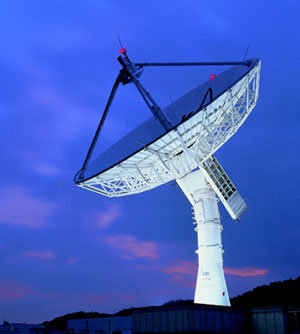 한국항공우주연구원은 10일 ‘천리안’과 국내 첫 교신을 시도한다. 위성운영센터의 안테나동 옥상에 설치된 지름 13m짜리 송수신용 
안테나는 관제실의 명령을 전파로 바꿔 상공 3만6000km에 떠 있는 천리안에 쏘아 올린다.