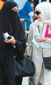 벨기에 프랑스 등 유럽 여러 국가가 착용을 전면 금지하며 일어난 히잡 논란은 여전히 무슬림 여성의 인권이 해결되지 않은 문제임을 상기시켰다. 무슬림 여성이자 사회학자인 저자는 무슬림 여성 인권을 둘러싼 다양한 논의를 소개한다. 동아일보 자료 사진