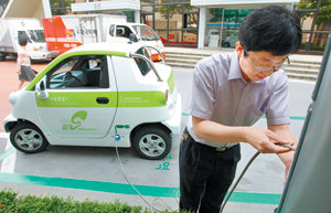전기차의 도로 운행이 가능해졌지만 충전소, 저속전기자동차 운행구역 지정 등 전기차가 달리기 위한 인프라는 매우 느리게 구축되고 있다. 서울시 맑은환경본부 직원이 8일 서울시청 별관 내에 설치된 전기차 충전소에서 충전을 하고 있다. 원대연 기자