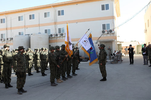 오쉬노 부대원들이 1일(현지 시간) 아프가니스탄 파르완 주 미군 바그람 기지에서 한국 지방재건팀(PRT) 개소식 행사를 갖고 있다. 사진 제공 오쉬노 부대