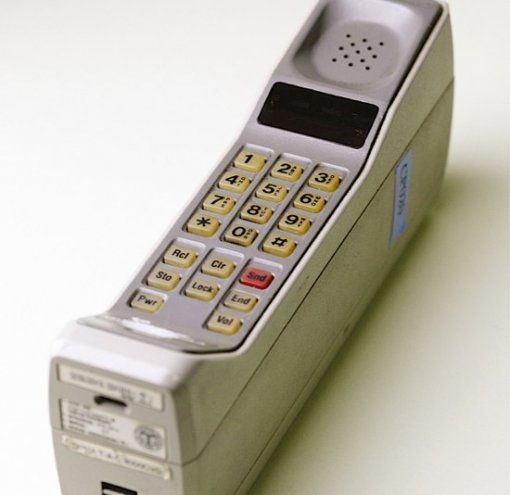 호랑이도 때려잡을 만한 크기의 육중한 1세대 휴대폰