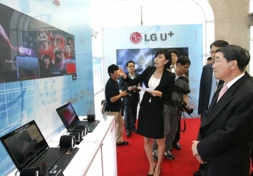 지난 7월 1일 LG U+ 비전 선포식을 하며, LTE를 시연하고 있다