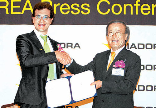 디아도라의 엔리코 모레티 폴레가토 회장(왼쪽)과 GLBH코리아 윤윤수 회장이 12일 서울 중구 소공동 롯데호텔에서 독점 라이선스 
계약서에 서명한 뒤 악수를 하고 있다. 박영대 기자