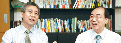 강창희 미래에셋퇴직연금연구소장(왼쪽)과 정병오 서울강남시니어클럽관장이 6일 서울 영등포구 여의도동 미래에셋빌딩에서 은퇴 
준비자들이 갖춰야 할 생활자세와 자산관리방법 등에 관해 대화하고 있다. 김재명 기자