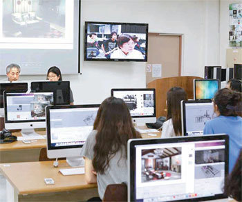 울산대 디자인대학 학생들이 일본 규슈 산교대 예술학부 디자인학과 학생들과 함께 화상 강의를 통한 수업교류를 하고 있다. 울산대는 최근 교육과학기술부로부터 ‘학부교육선진화 선도대학’으로 선정될 정도로 혁신적인 교육을 하고 있다. 사진 제공 울산대