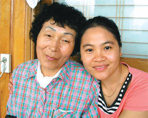 베트남에서 울산으로 시집 온 구옌킴품 씨(오른쪽)와 시어머니 최영옥씨. 시어머니 최 씨는 “아들이 바다에서 죽어도 고국으로 돌아가지 않은 며느리가 너무 고맙다”고 말했다. 울산=정재락 기자