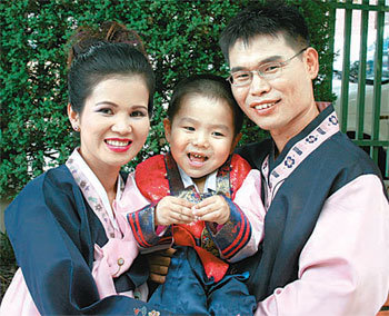 베트남에서 한국으로 시집 온 등터융 씨(왼쪽)가 남편 박장선 씨, 아들 범근 군과 함께 한복을 입고 9일 경기 고양시 문예회관에서 다정한 포즈를 취하고 있다. 고양=이성호 기자