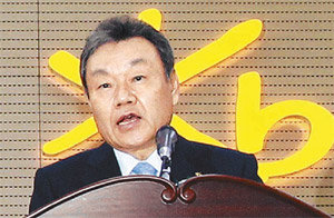 어윤대 KB금융지주 신임 회장이 13일 오전 서울 여의도 국민은행 본점에서 열린 취임식에서 비장한 표정으로 취임사를 하고 있다. 홍진환기자