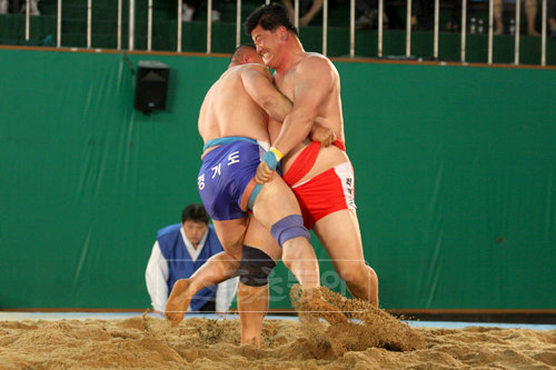 5월 김해 전국장사대회에서 남자선수들이 씨름경기를 하고 있는 모습. [사진제공=전국씨름연합회]