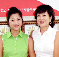 한국여자프로골프 1호 모녀 프로골퍼인 송윤경(오른쪽), 정유나. 사진 제공 KLPGA