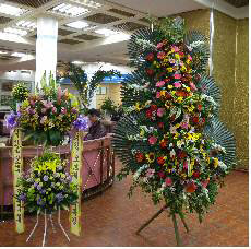 농림수산식품부는 화환 이외의 용도로 사용이 불가능한 기존의 경조사 화환(오른쪽)의 단점을 보완한 분리형 신화환(왼쪽)을 선보였다. 사진 제공 농림수산식품부