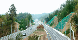15일 개통 1주년을 맞는 서울∼춘천 고속도로의 강촌나들목 부근. 사진 제공 서울춘천고속도로㈜