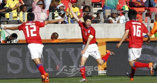 6월 12일 오후 남아공 포트엘리자베스 넬슨만델라베이 경기장에서 펼쳐진 한국 대 그리스와의 경기에서 박지성 선수가 두 번째 골을 넣은 뒤 풍차 세레머니를 하고 있다.