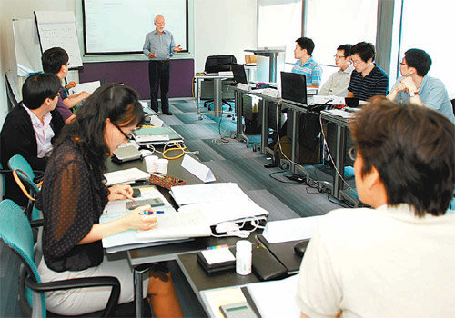 신한은행이 홍콩에 설립한 금융전문교육기관 ‘신한홍콩캠퍼스’에서 신한은행 직원들이 교육을 받고 있다. 사진 제공 
신한은행