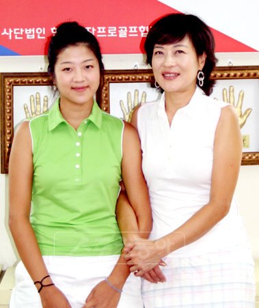 국내 첫 모녀 프로골퍼가 된 엄마 송윤경(오른쪽)과 딸 정유나. [사진제공=KLPGA]