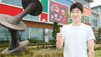 “축구 많이 많이 사랑해주세요”  “많은 어린이가 이곳에서 축구의 즐거움을 알았으면 좋겠어요.” 박지성이 14일 수원 영통구 망포동에 있는 박지성 유소년축구센터에서 기자회견을 한 뒤 축구센터를 배경으로 포즈를 취했다. 수원=김종원 스포츠동아 기자