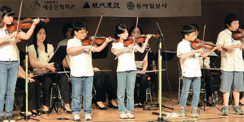 송파구다문화가족지원센터 어린이들이 지난달 30일 서울 송파구 장지동 아이코리아에서 열린 플루트 앙상블 공연 무대에 올라 바이올린을
 연주하고 있다. 서영수 전문기자