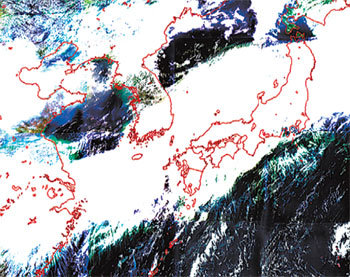 국내 첫 정지궤도 위성 ‘천리안’이 처음으로 해양관측 원시영상을 촬영해 한국해양연구원 해양위성센터로 보내오는 데 성공했다. 14일 공개된 사진은 원시영상에 해안선을 표시한 것으로 장마전선을 비롯해 한반도 주변의 다양한 해양정보가 담겨 있다. 사진 제공 국토해양부