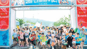 ‘수성폭염축제 2010’이 30일 대구 수성못 일원에서 열린다. 사진은 지난해 참가자들에 게서 큰 호응을 얻었던 물 난장 프로그램. 사진 제공 대구 수성구
