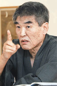 16일 서울 종로구 인사동 물파공간갤러리에서 열린 출간기념회에서 시집 주제를 설명하는 김지하 시인. 김재명 기자