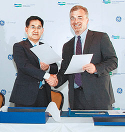 서동수 두산중공업 부사장(왼쪽)과 폴 브라우닝 제너럴일렉트릭(GE) 화력발전설비 총괄 부사장이 현지 시간으로 16일 미국 뉴욕에서 차세대 원전용 발전설비 공동개발을 위한 양해각서(MOU)를 체결한 뒤 악수를 하고 있다. 사진 제공 두산중공업