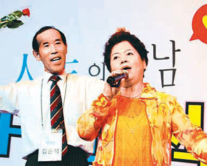 16일 열린 대구시 홀몸노인들을 위한 만남의 장 행사에서 김은석 씨(70)와 배삼자씨(68·여)가 노래를 부르고 있다.장영훈 기자 jang@donga.com