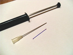 최근 인기를 끌고 있는 코시술법 ‘미스코’에 사용되는 주사대와 주삿바늘, 실(왼쪽부터).