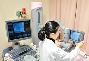 여성 환자가 3차원(3D) 스캐너로 유방암 검사를 받고 있다. 최근에는 유방암수술을 하면서 환자 몸의 지방을 이용해 유방재건수술을 함께 하는 방법이 각광받고 있다. 사진 제공 서울성모병원