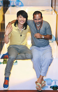 ‘전 세계 50개 마을을 돌며 현대무용 공연을 펼치자.’ 언뜻 무모해 보이는 이 프로젝트는 코스타리카를 출발해 세네갈을 거쳐 한국까지 왔다. 프로젝트를 처음 기획한 안무가 다비드 잠브라노 씨(오른쪽)와 한국 공연을 기획한 안무가 밝넝쿨 씨. 양회성 기자 yohan@donga.com