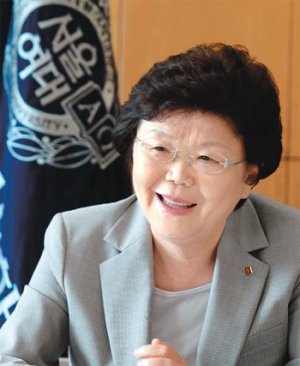 서울여대 이광자 총장은 최근 ‘학부교육 선진화 선도대학’으로 선정된 비결에 대해 ‘공동체 기반의 인성교육과 영어 교육’을 꼽았다. 이 총장은 내년 개교 50주년을 맞아 학부교육을 더욱 확대, 강화해 나갈 계획이다. 이훈구 기자 ufo@donga.com