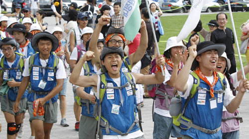 중간에 포기하고 싶은 마음도 들었지만 이 순간을 위해 꾹 참았다. 박영석 대장이 이끈 2010 희망원정대가 한 명의 낙오자도 없이약 400km의 국토 대장정을 마쳤다. 본보가 후원한 이번 희망원정대는 6일 전남 여수를 출발해 19일 최종 목적지인 서울광장에 도착했다. 대원들이 마중 나온 가족들의 축하를 받으며 환호하고 있다. 김재명 기자