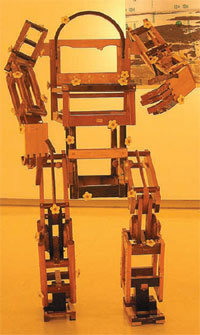 ‘매칭 포인트’전에서 성형외과 의사와 짝을 이룬 박용식 씨의 입체작품. 버려진 의자를 소재로 근사한 트랜스포머 로봇을 만들어냈다. 고미석 기자