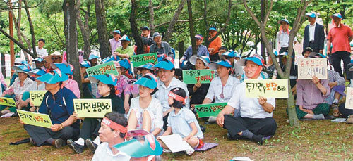 부천시민들이 경기 광명시에서 부천시를 거쳐 서울 강서구 가양동 올림픽대로를 잇는 민자고속도로 건설에 반대하는 집회를 열고 있다. 이들은 고속도로가 부천 구간을 통과하지 않도록 설계를 바꿀 것을 요구하고 있다. 사진 제공 부천시