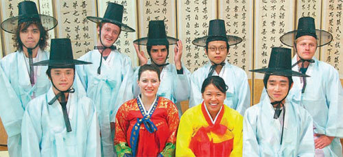 영남대가 마련한 천마인터내셔널 여름학교에 참여한 외국인 대학생들이 전통옷을 입고 한자리에 모였다. 사진 제공 영남대