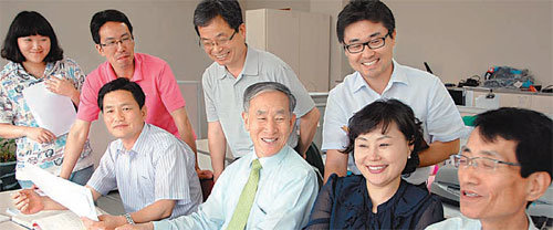 개원 3주년을 맞은 경운대 새마을아카데미 최진근 원장(앞줄 오른쪽에서 세 번째)과 직원들이 새마을연수 계획에 관해 이야기를 나누고 있다. 구미=이권효 기자