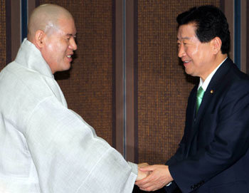 안상수 한나라당 대표(오른쪽)가 19일 서울 종로구 견지동 조계사를 방문해 자승 조계종 총무원장과 손을 맞잡고 있다. 김경제 기자