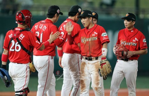 20일 오후 서울 목동야구장에서 열린 2010 프로야구 넥센 히어로즈와 SK 와이번스의 경기에서 7대 5로 승리한 SK 선수들이 경기 종료 후 하이파이브를 하며 승리의 기쁨을 나누고 있다.