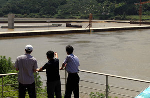 20일 오전 한국수자원공사 관계자들이 경남 창녕군과 함안군 칠북면 사이를 잇는 ‘낙동강 살리기 18공구’ 함안보 공사현장을 둘러보고 있다. 호우에 따른 공사장 훼손을 막기위해 함안보 공사장 주위를 둘러친 가물막이 내부에 물을 채워둔 상태여서 가물막이 안에는 아직 흙탕물 30만 t이 남아 있었다. 창녕=최재호 기자