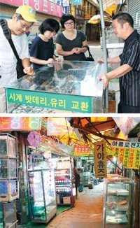 서울역사박물관 연구원들이 16일 세운상가를 기록에 남기기 위해 상인을 만나 이야기를 듣고 있다. 오른쪽은 전자제품과 조명·음향기기
 가게가 들어선 골목 풍경. 사진 제공 서울역사박물관