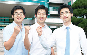 다음 달 2일 ‘반토막 티켓’이라는 공동구매 사이트를 개설하는 인하대 김원태, 주경민,김현석 씨(왼쪽부터)가 20일 인천 남구 용현동 인하대 캠퍼스에서 성공적인 창업을다짐하며 파이팅을 외치고 있다. 차준호 기자 run-juno@donga.com