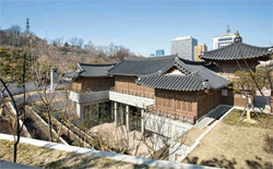 국악당 동남쪽에서 바라본 외부 전경.한국 전통건축의 화계와 서구식 건축의성큰 가든을 조합했다.