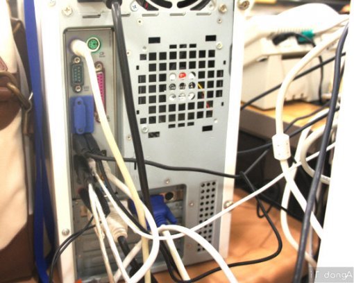 온갖 선으로 가득한 데스크탑 후면