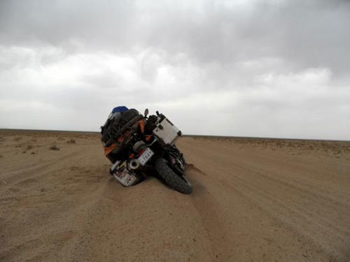 몽골사막에서 넘어진 바이크
