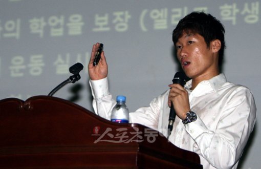 박지성이 21일 명지대에서 진행된 체육학과 대학원 1차 학기 공개 세미나에서 ‘한국유소년 축구 발전 방향’이라는 주제로 발표하고 있다.