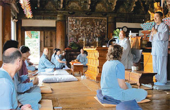 부산 안국선원장 수불 스님(연단 앞)은 전남 해남군 미황사 대웅보전에서 외국인 수련자들을 상대로 간화선의 원리를 설명하면서 “목숨 걸고 화두에 매달리면 답이 나온다”고 말했다. 해남=민병선 기자